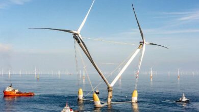 Installation d'une éolienne offshore géante à double turbine.