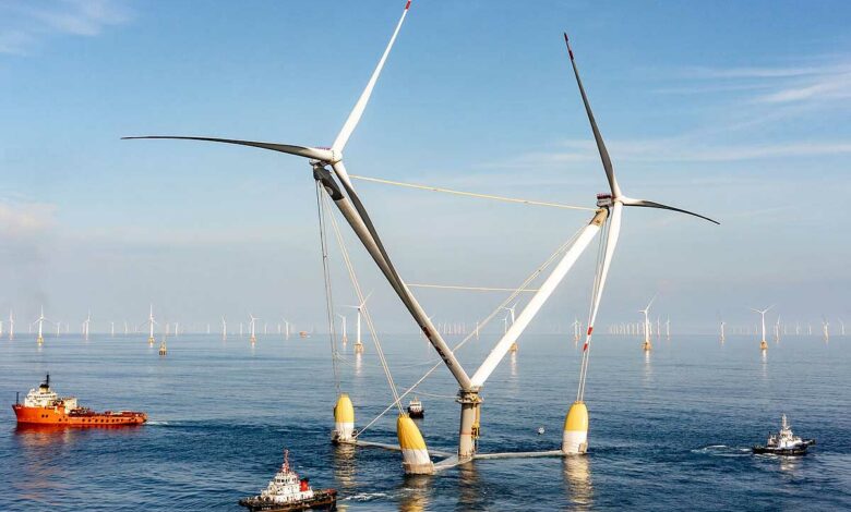 Installation d'une éolienne offshore géante à double turbine.