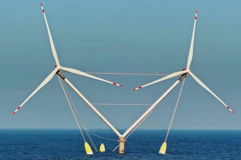 Une double éolienne offshore.