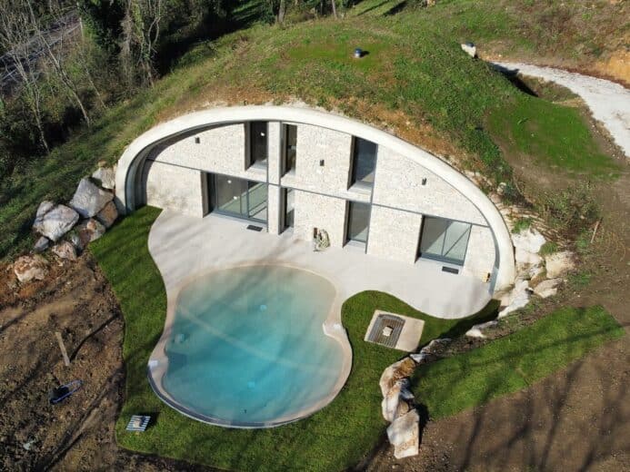 Une maison bioclimatique avec piscine.