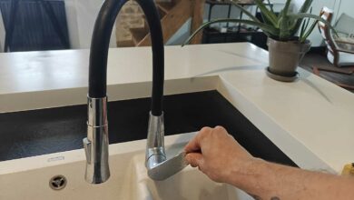 Un robinet de cuisine avec un mitigeur.