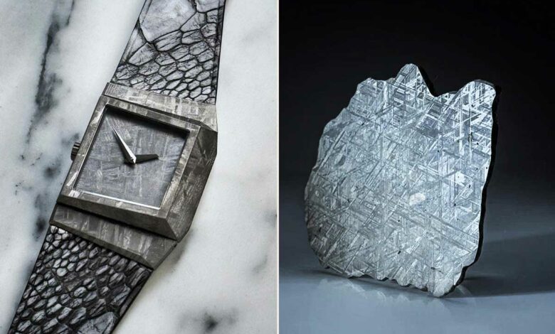Une montre et un morceau de météorite.