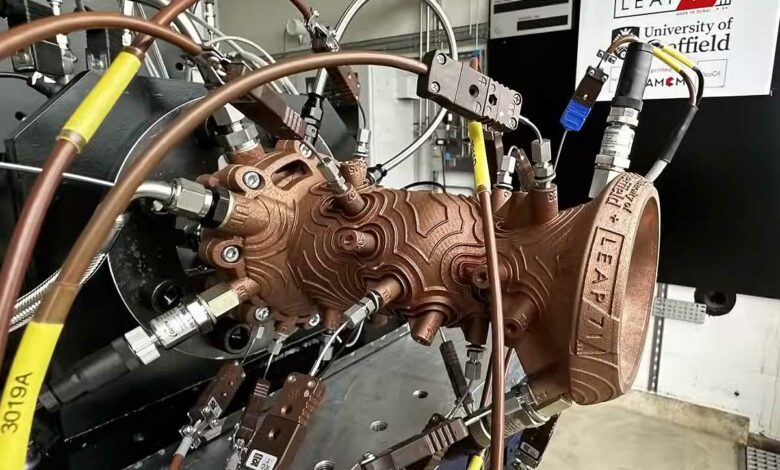 Un moteur monolithique en cuivre.