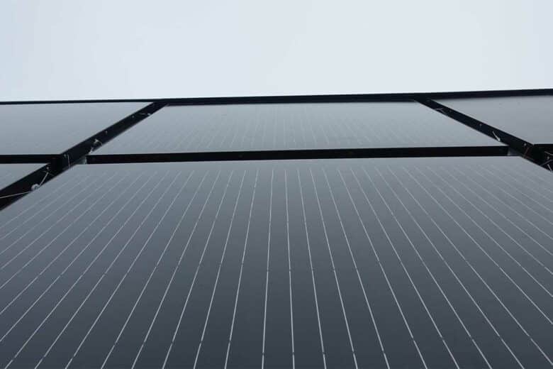 Gros plan sur des modules photovoltaïques isolants pour façade.
