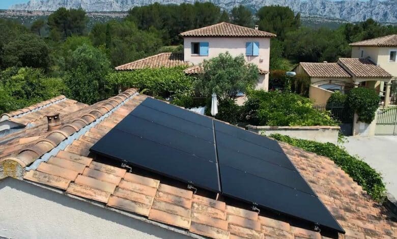 Des panneaux solaires sur un toit.