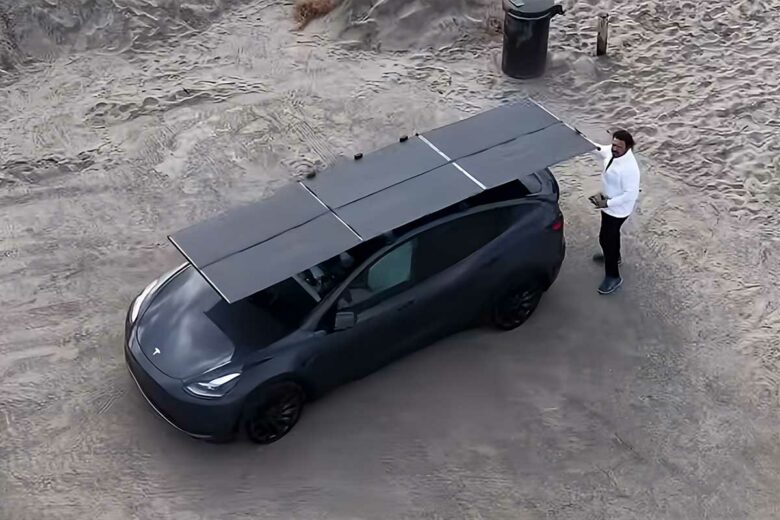 Des panneaux solaires de toit sur une Tesla.