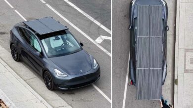 Une Tesla avec des panneaux solaires.