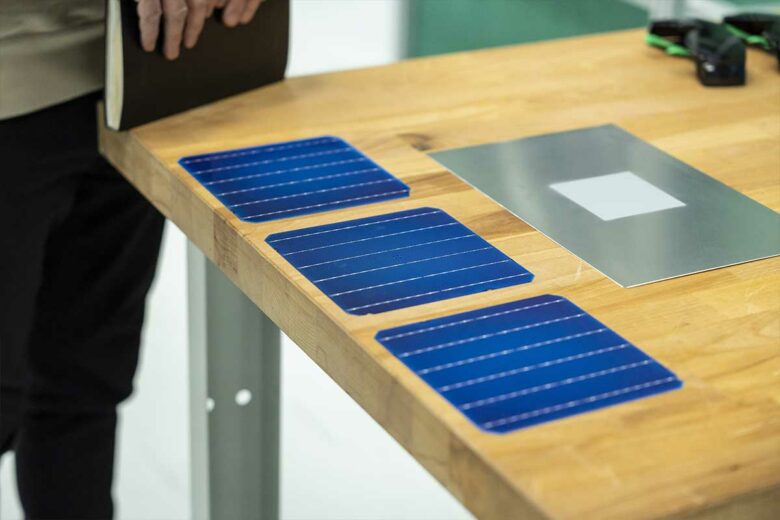 Des modules photovoltaïques et un échantillon de peinture solaire.