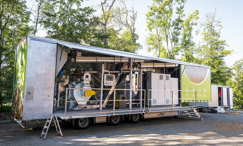 Une unité mobile de production de pellets.