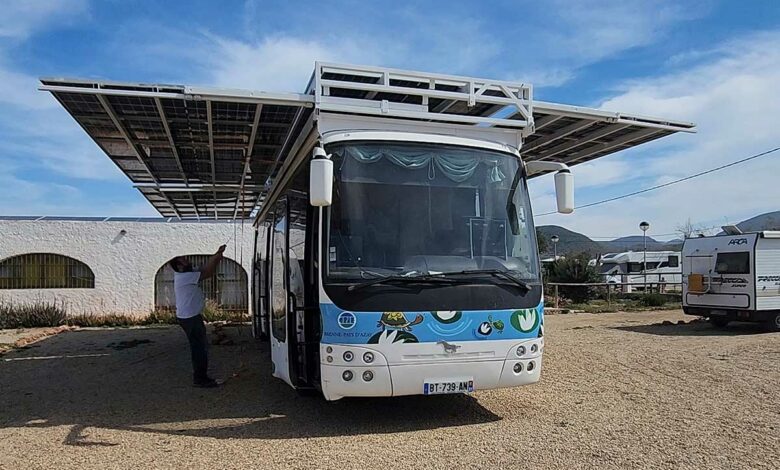 Un bus autonome avec de nombreux panneaux solaires.