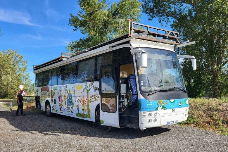 Un bus aménagé pour toute la famille.