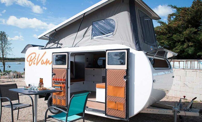 Une caravane avec un toit relevable.