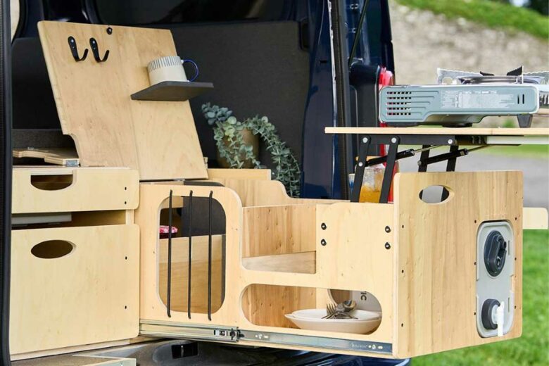 Un kit d'aménagement de véhicule.