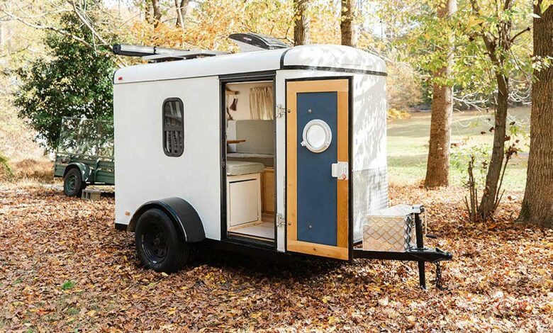 Une remorque transformée en mini caravane.