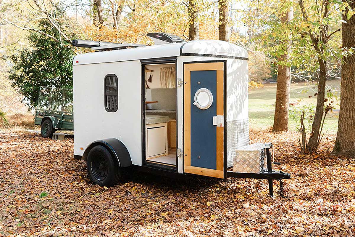 Une remorque transformée en mini caravane.