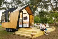 Un couple devant leur tiny-house.
