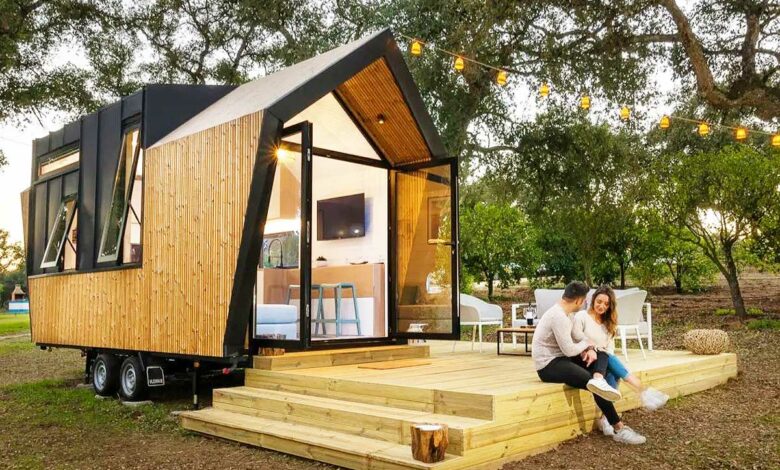 Un couple devant leur tiny-house.