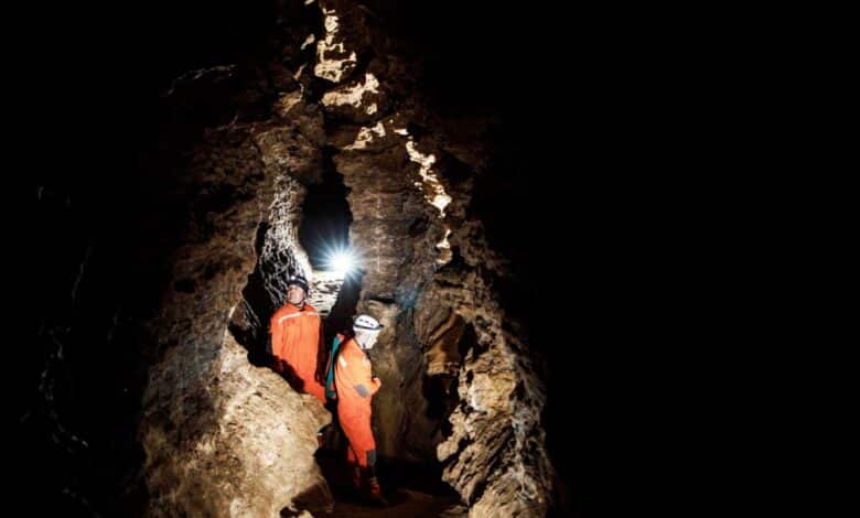 Spéléologues dans une grotte.
