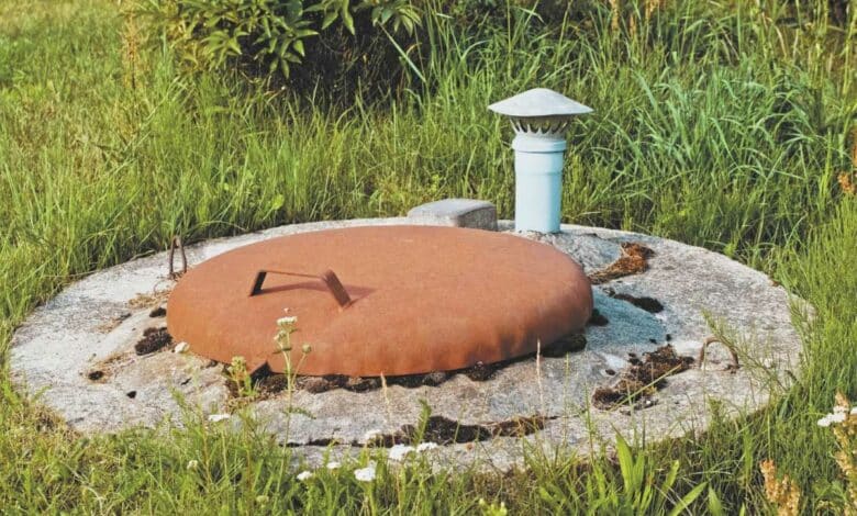 L'entrée d'un bunker dans un jardin.
