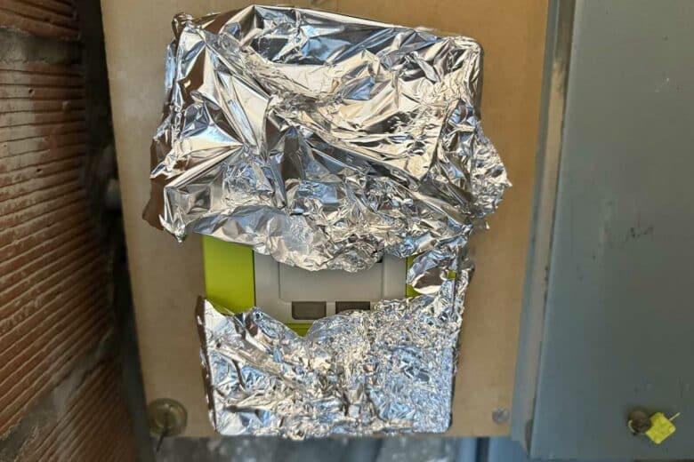 Un compteur Linky entouré de papier aluminium.