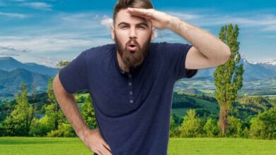 Un homme regarde au loin, devant un paysage.