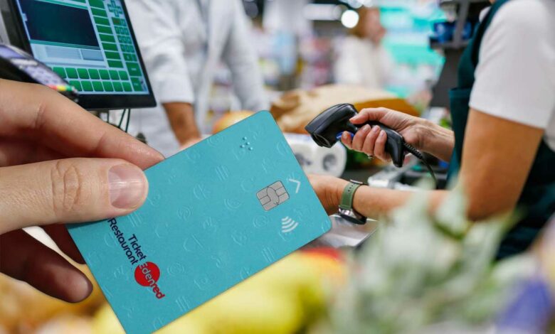 Payer ses courses avec la carte de tickets restaurant.