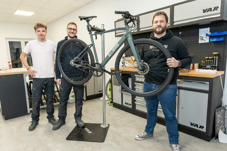 L'équipe de Nilman Bicycle avec l'un de leurs prototypes.