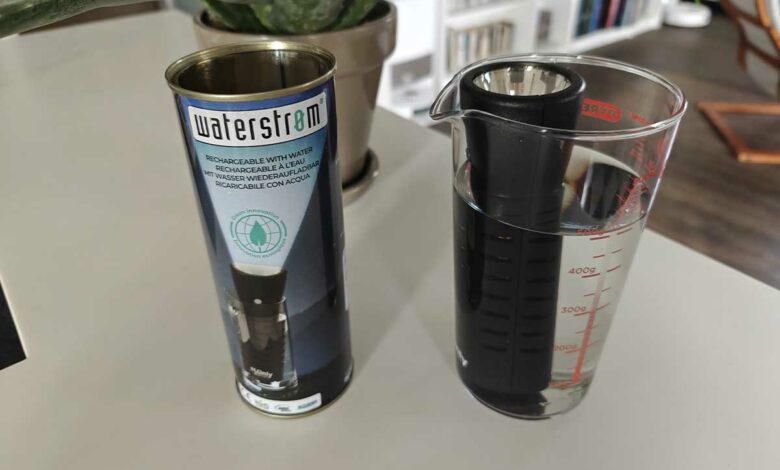 Une lampe torche qui se recharge en la plongeant dans l'eau.