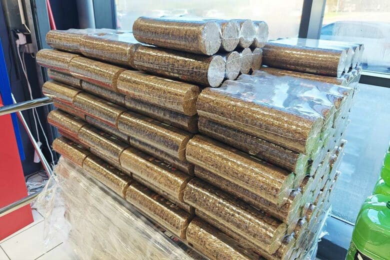 Une palette de buches de bois compressé en vente en supermarché.