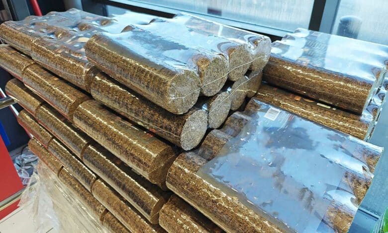 Des buches de bois compressé.