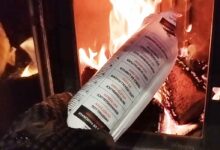 Insertion d'une buche de ramonage dans le poêle.