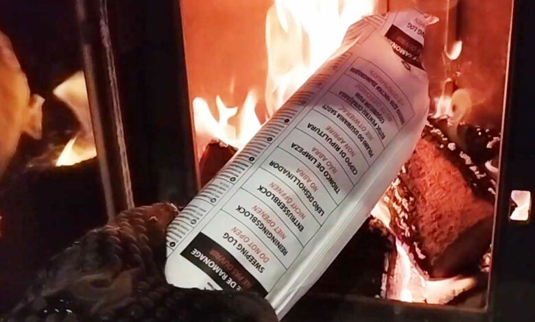 Insertion d'une buche de ramonage dans le poêle.
