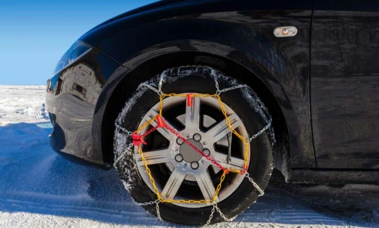 Chaines à neige sur un pneu.