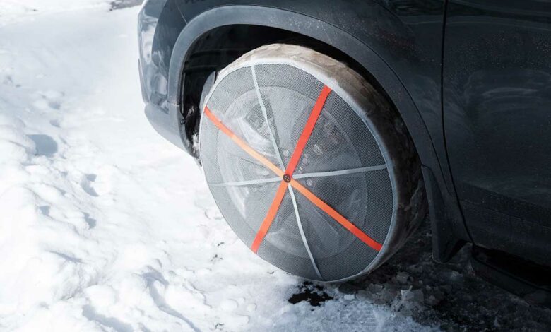 Une voiture équipée de chaussettes à neige.