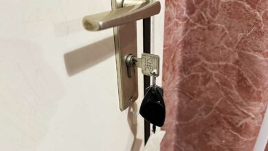 Une porte avec les clés sur la serrure.
