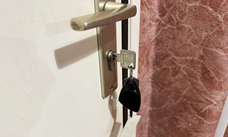 Une porte avec les clés sur la serrure.