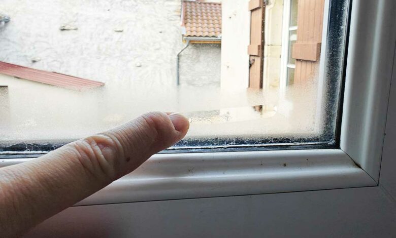 Une fenêtre avec de la condensation.