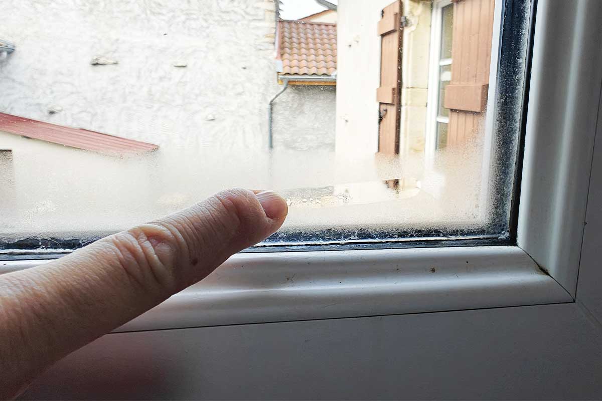 Une fenêtre avec de la condensation.