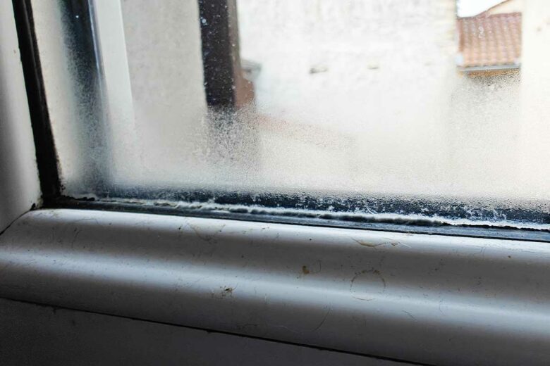 De la condensation sur des fenêtres.