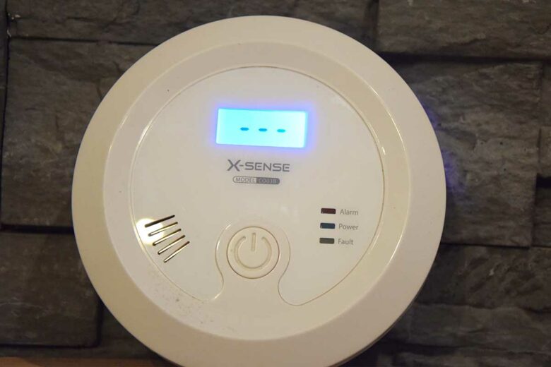 Gros plan sur un détecteur de monoxyde de carbone.