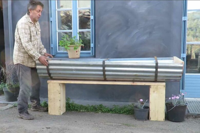 Le montage d'une jardinière.