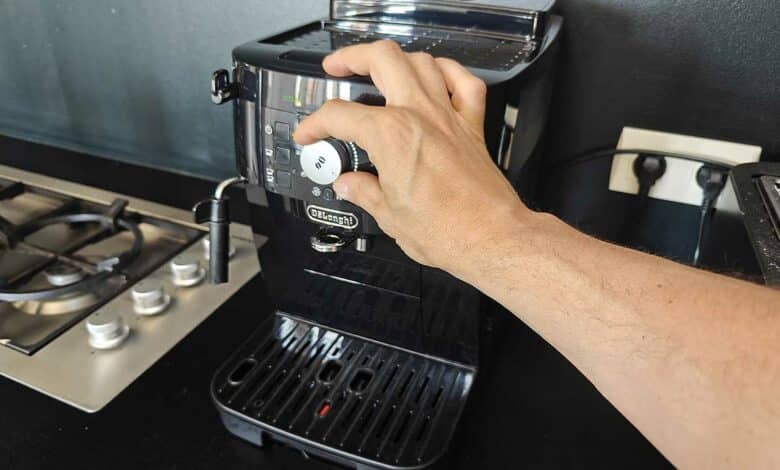 Une machine à café broyeur de grains.