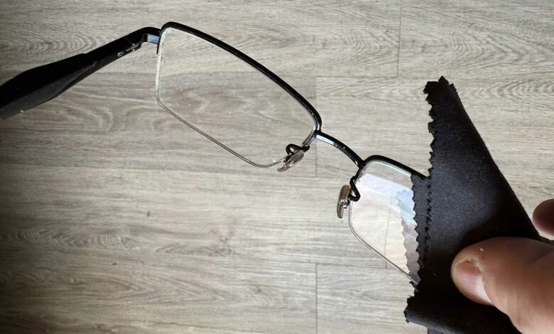 Nettoyage de lunettes avec un chiffon microfibre.