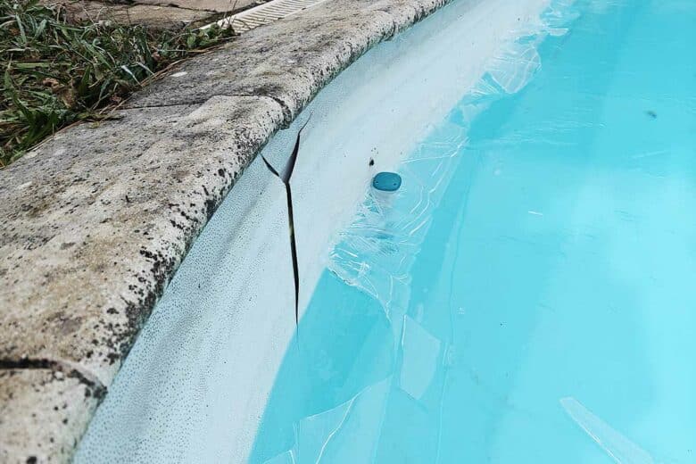 Un liner de piscine endommagé par le gel.
