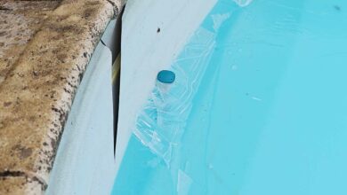 Une piscine endommagée par le gel.
