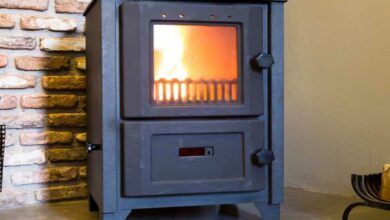 Un poêle au bois sert à chauffer la maison.