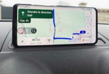 Un gps utilisant Google Maps et une application tierce indiquant les zones de contrôles.