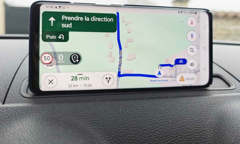 Un gps utilisant Google Maps et une application tierce indiquant les zones de contrôles.