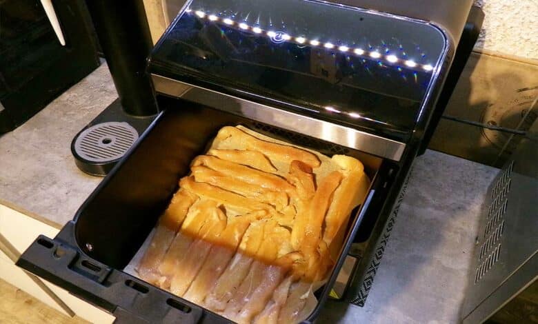Des lamelles de poulet dans un airfryer.