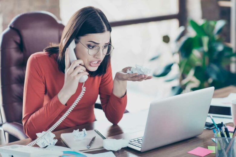Une femme exaspérée au téléphone.